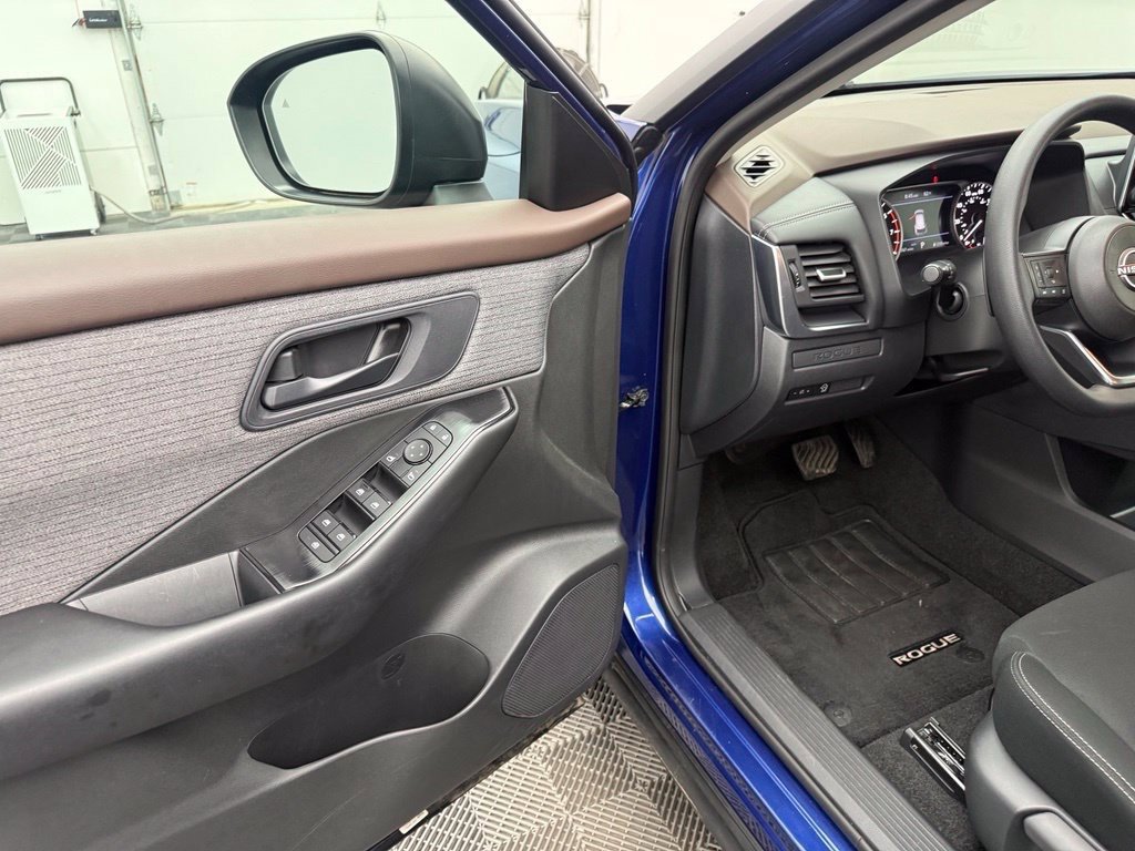 Used 2023 Nissan Rogue S AWD/4WD image 15