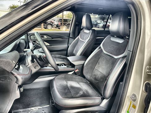 Used 2025 Ford Explorer ST AWD/4WD image 11