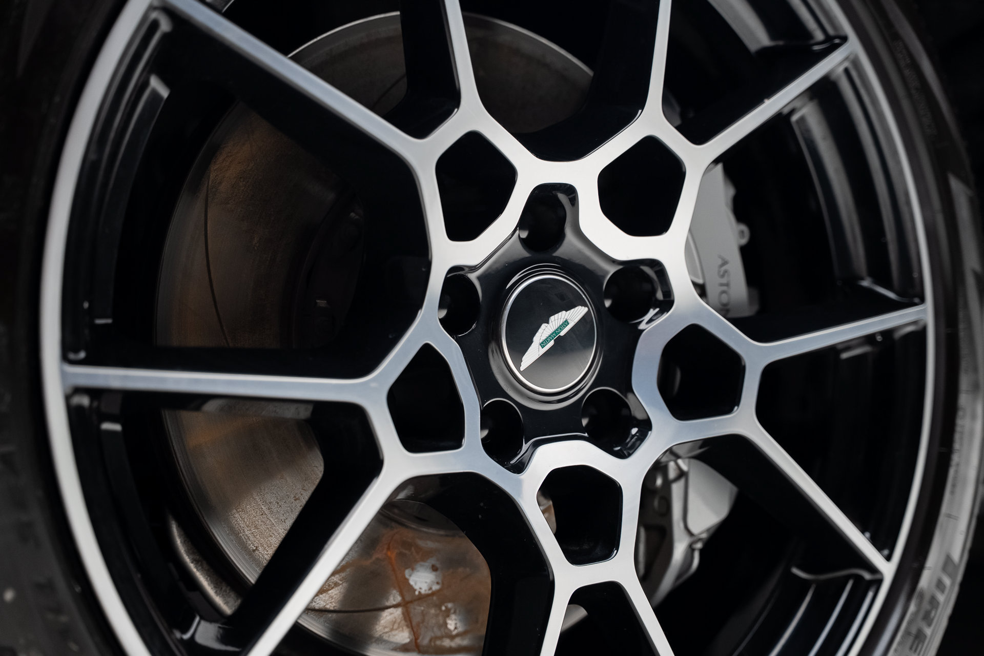 Used 2021 Aston Martin DBX AWD/4WD image 22