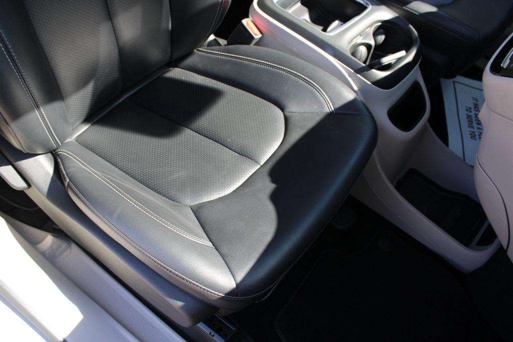Used 2024 Chrysler Pacifica Touring-L FWD image 14