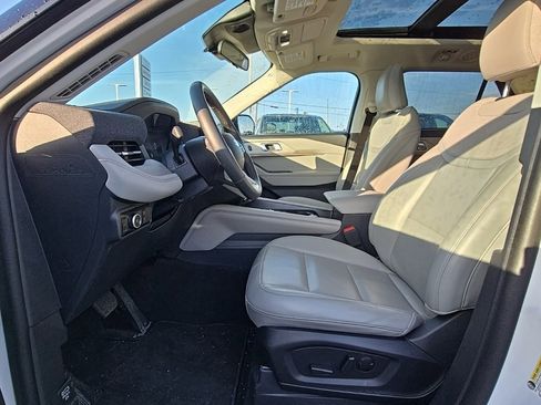 Used 2025 Ford Explorer Active w/ Active Comfort Package image 11