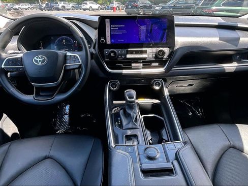 Used 2025 Toyota Grand Highlander AWD image 13