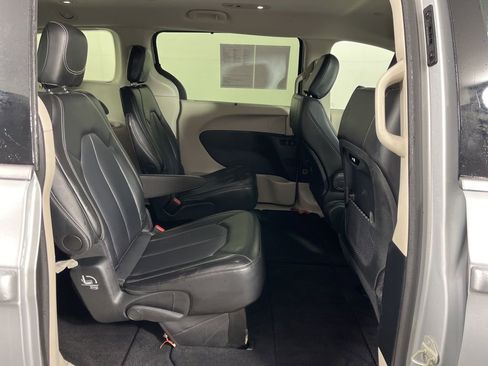 Used 2024 Chrysler Pacifica Touring-L image 7