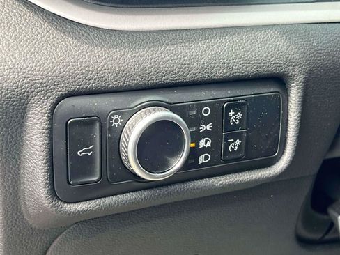 Used 2023 Ford Explorer XLT AWD/4WD image 19