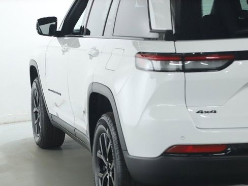 Used 2025 Jeep Grand Cherokee 4WD image 40