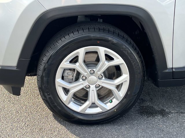 Used 2024 Jeep Compass Latitude AWD/4WD image 11