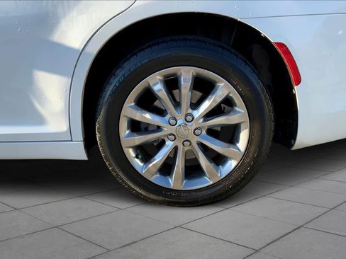 Used 2018 Chrysler 300 Limited image 10