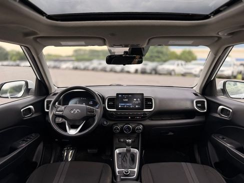 Used 2024 Hyundai Venue SEL FWD image 3