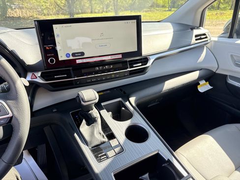Used 2025 Toyota Sienna XLE image 20