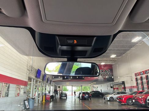 Used 2025 Nissan Rogue SV FWD image 18