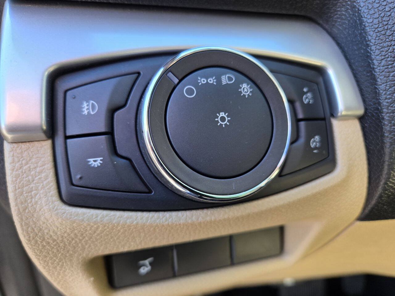 Used 2017 Ford Explorer XLT w/ Equipment Group 202A AWD/4WD image 17
