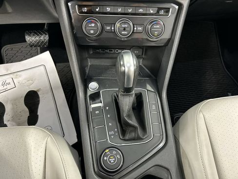 Used 2020 Volkswagen Tiguan SE w/ Panoramic Sunroof Package AWD/4WD image 17