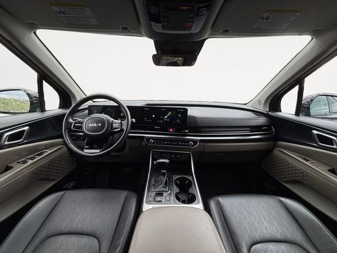 Used 2025 Kia Carnival image 13