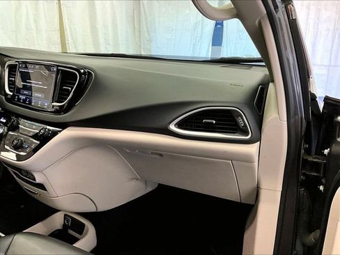Used 2023 Chrysler Pacifica Touring-L FWD image 15