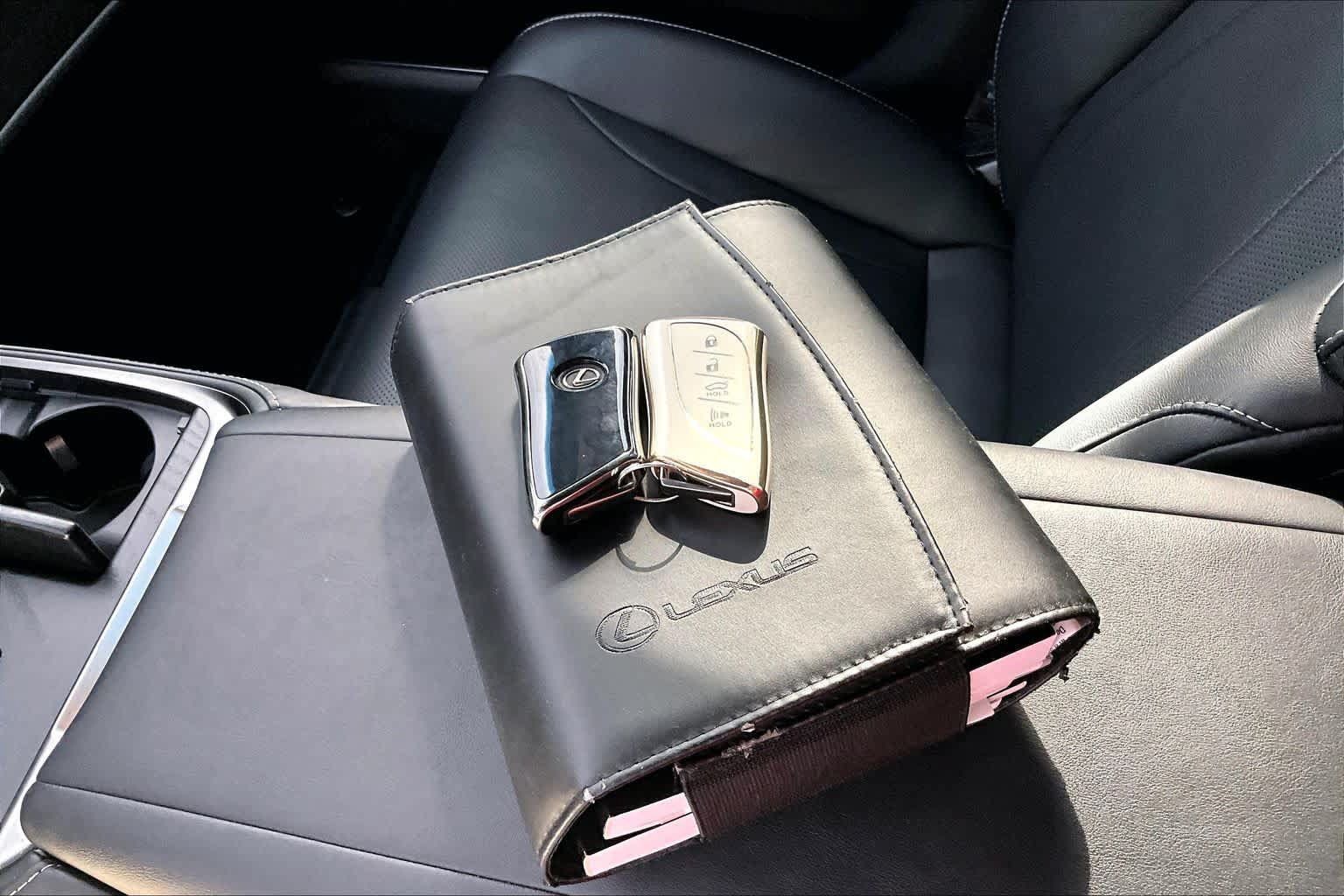 Used 2023 Lexus LS 500 w/ Accessory Package (Z2) RWD image 15