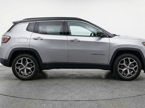Used 2025 Jeep Compass Limited image 11