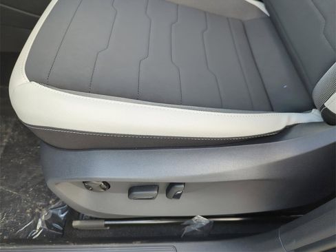 New 2026 Volkswagen Taos SE image 27