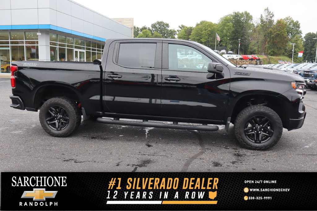 Used 2025 Chevrolet Silverado 1500 LT Trail Boss w/ Dark Appearance Package AWD/4WD image 1