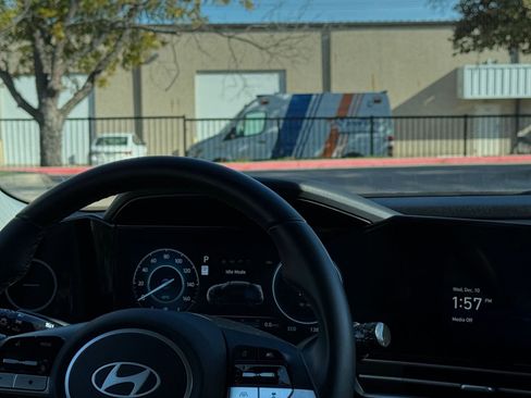 Used 2025 Hyundai Elantra Limited image 35