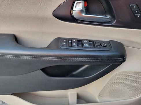 Used 2020 Chrysler Pacifica Limited FWD image 17