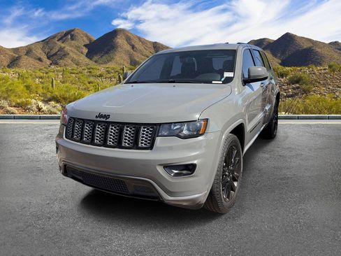 Used 2020 Jeep Grand Cherokee Altitude RWD image 14