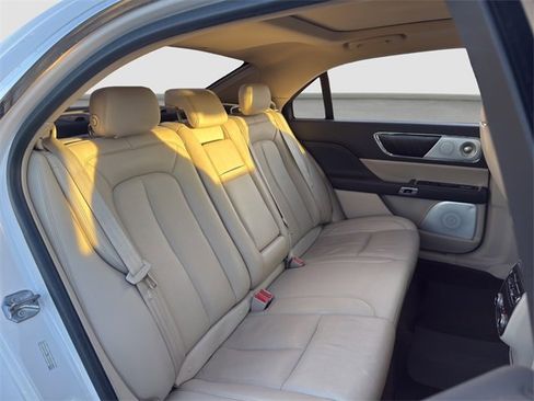 Used 2017 Lincoln Continental Reserve w/ Luxury Package image 18