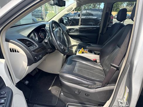 Used 2013 Chrysler Town & Country Touring-L w/ Driver Convenience Group FWD image 6