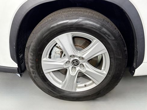 Used 2023 Toyota Highlander L image 38