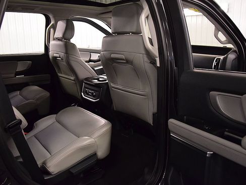 Used 2025 Ford Expedition Active AWD/4WD image 32