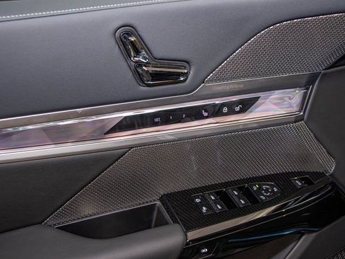 Used 2025 BMW 760i xDrive w/ Premium Package image 14