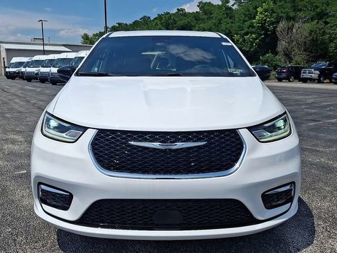 New 2025 Chrysler Pacifica Select AWD/4WD image 2