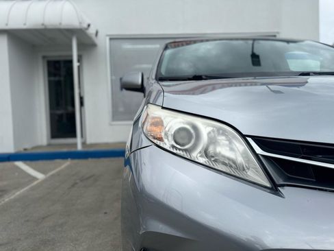 Used 2018 Toyota Sienna XLE FWD image 13