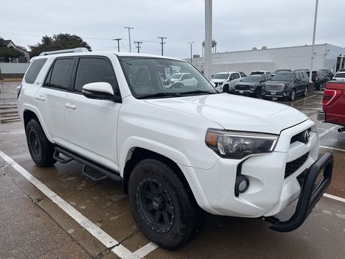 Used 2018 Toyota 4Runner SR5 Premium image 3