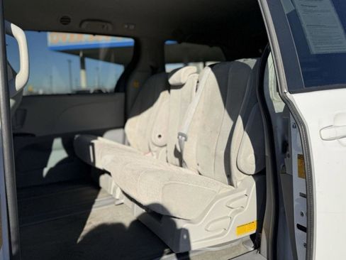 Used 2013 Toyota Sienna LE image 22