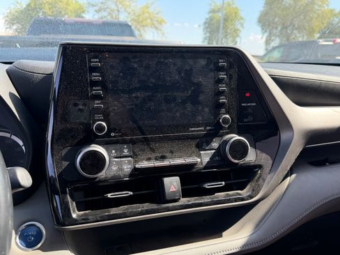 Used 2021 Toyota Highlander LE FWD image 8