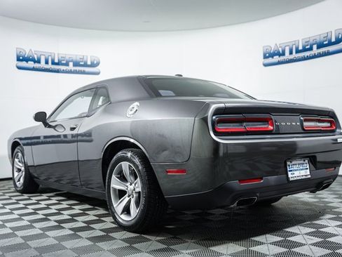 Used 2015 Dodge Challenger SXT image 4