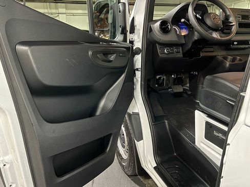 Used 2025 Mercedes-Benz Sprinter 2500 image 19