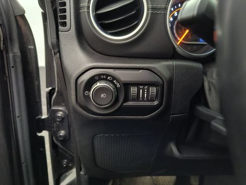 Used 2018 Jeep Wrangler Unlimited Sahara AWD/4WD image 15