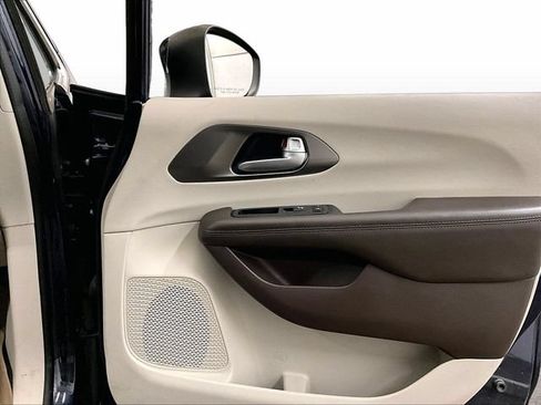Used 2017 Chrysler Pacifica Touring FWD image 23