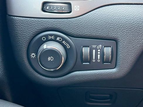 Used 2019 Jeep Cherokee Latitude Plus w/ Cold Weather Group AWD/4WD image 17