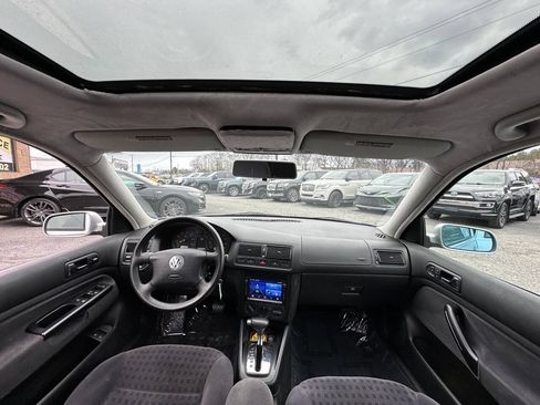 Used 2001 Volkswagen Golf GLS FWD image 2