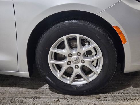 Used 2023 Chrysler Pacifica Touring-L image 13