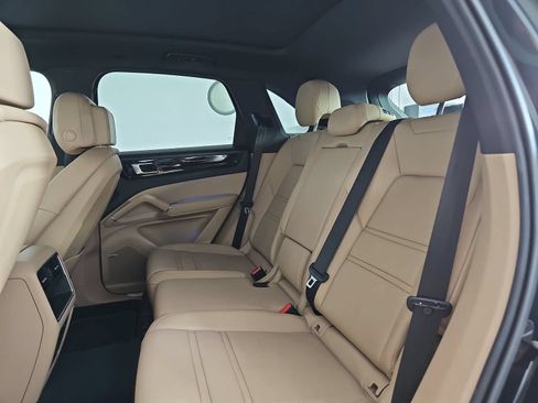 Used 2021 Porsche Cayenne AWD/4WD image 14