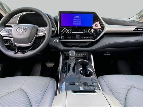 Certified 2025 Toyota Highlander Platinum AWD/4WD image 15