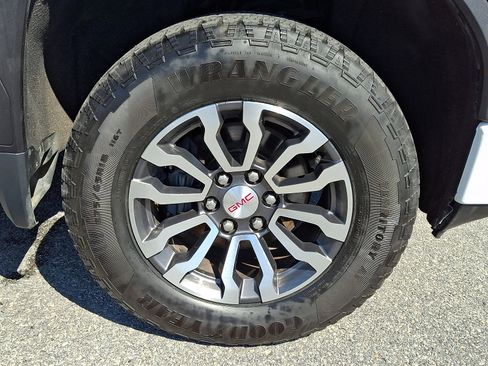 Used 2019 GMC Sierra 1500 AT4 w/ AT4 Premium Package AWD/4WD image 8