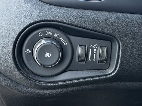 Used 2023 Jeep Renegade Latitude image 24