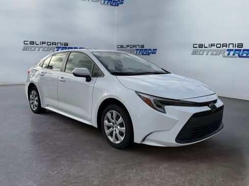 Used 2023 Toyota Corolla LE image 3