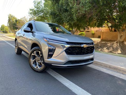 Used 2025 Chevrolet Trax LT w/ Driver Confidence Package image 4