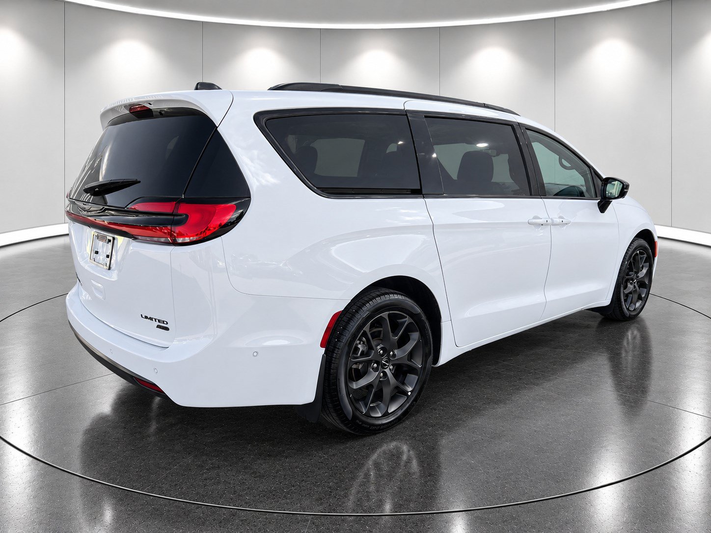 Used 2024 Chrysler Pacifica Limited w/ Uconnect Theater Family Group AWD/4WD image 4
