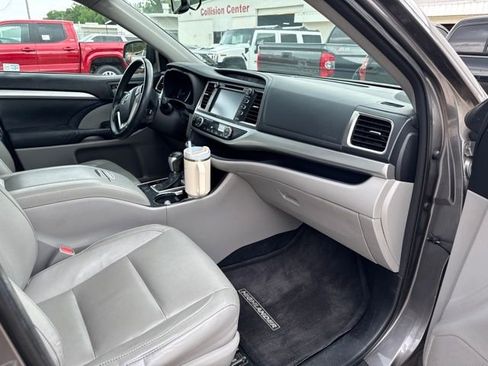 Used 2015 Toyota Highlander XLE FWD image 15